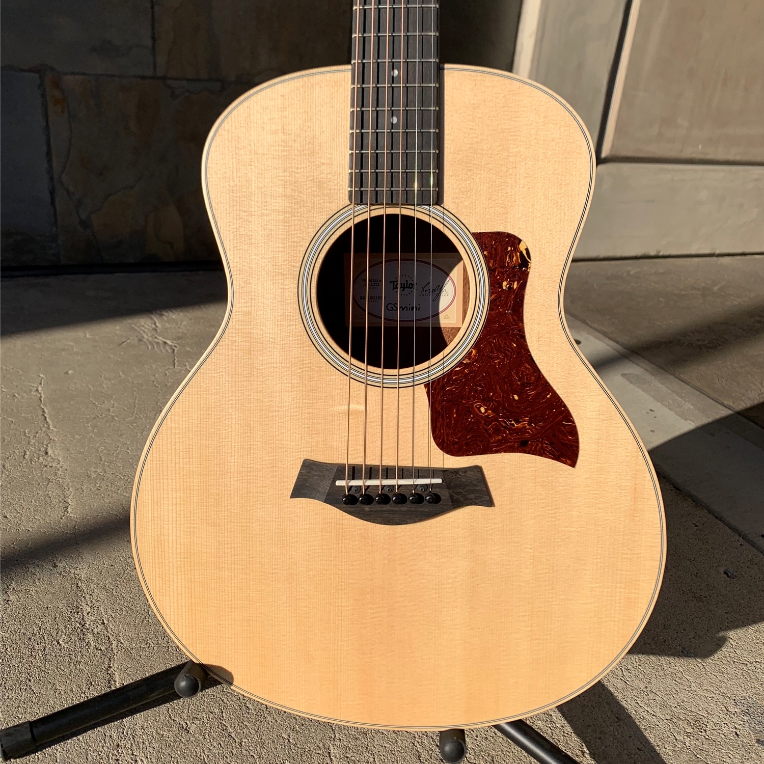 Taylor GS Mini-e QS Ltd Solid Sitka Spruce Layered Quilted Sapele Back and  sides Natural/Stain Mini/Travel Sapele